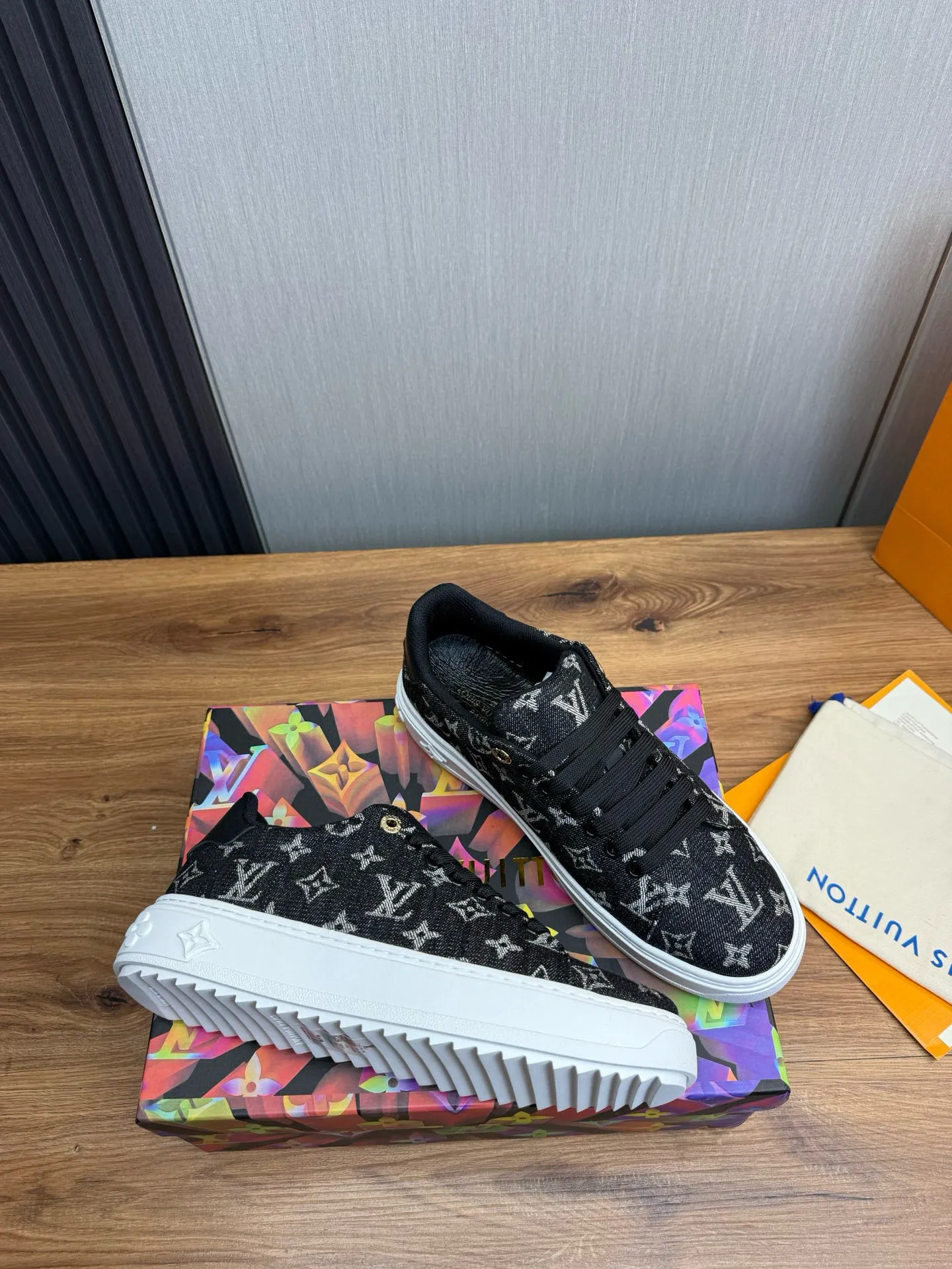 Factory price: 520💰LOUIS VUITTON [Louis VUITTON] The new trendy Lv is on the market🎁, casual and fashionable men's shoes👟The upper is made of imported original fabric + cowhide mesh lining, the original wear-resistant rubber outsole, the version is simple and elegant, exclusive for trendy men. Code number: 38-44, customized 45, 46